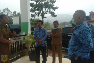 Korpri Pakpak Bharat Serahkan Makanan Tambahan ke Relawan Desa