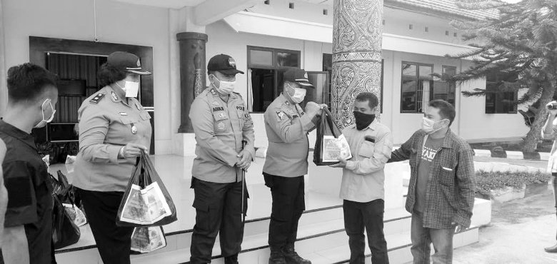 Sembako Gratis Dari Polres Tobasa Bersama Melawan Covid-19