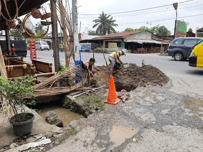 Petugas PDAM Tirtanadi Sigap Perbaiki Pipa ke Pelanggan, Akibat Sumur Bor Rusak