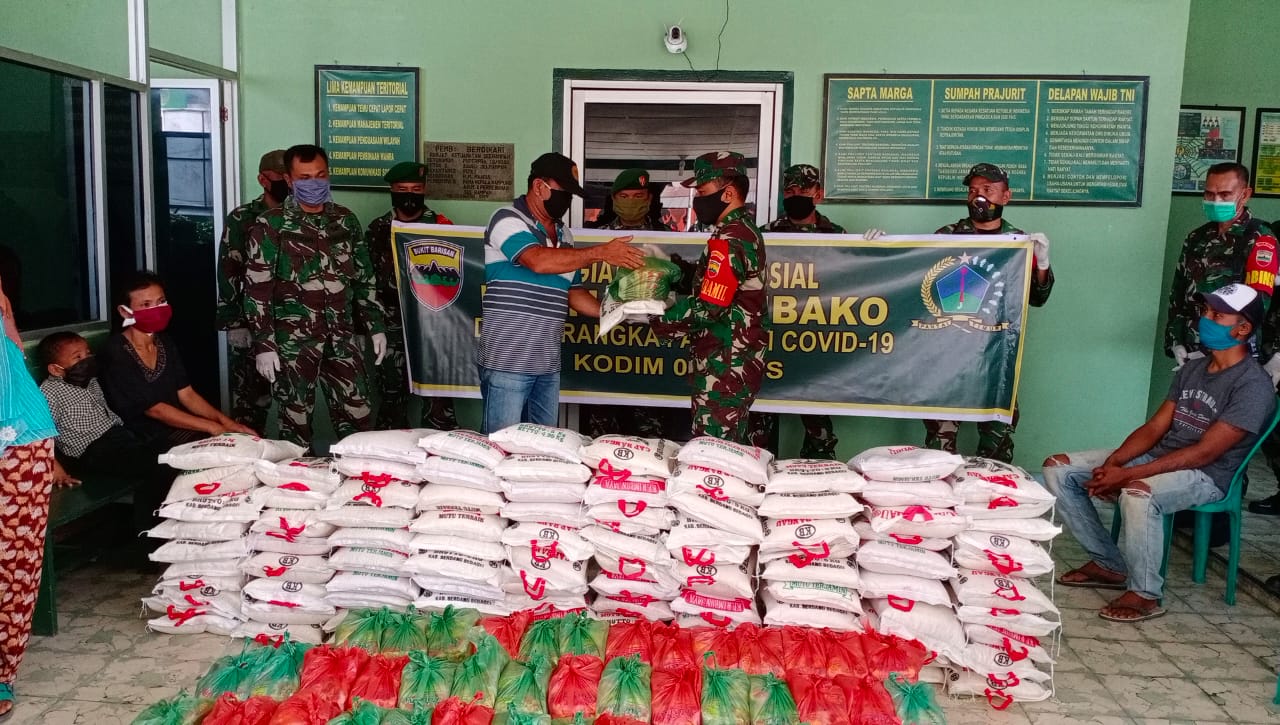 Koramil 10/SR Kodim 0204/DS Bagikan Sembako