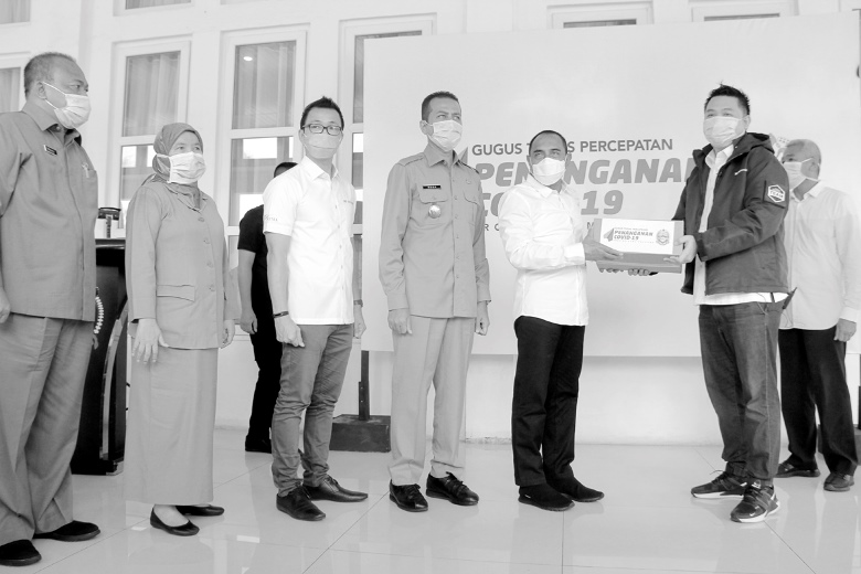 Astra Financial dan PT Universal Gloves Bantu Sembako dan Masker