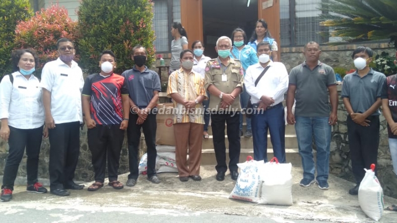 Guru Honorer Terima Bantuan Sembako dari Pemkab Toba