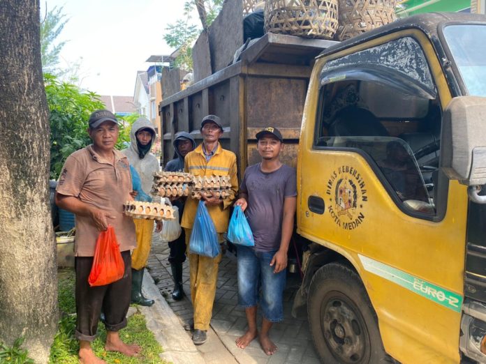 Hj.Fitriani Manurung Berikan Sembako Kepada Penyapu dan Pengangkut Sampah