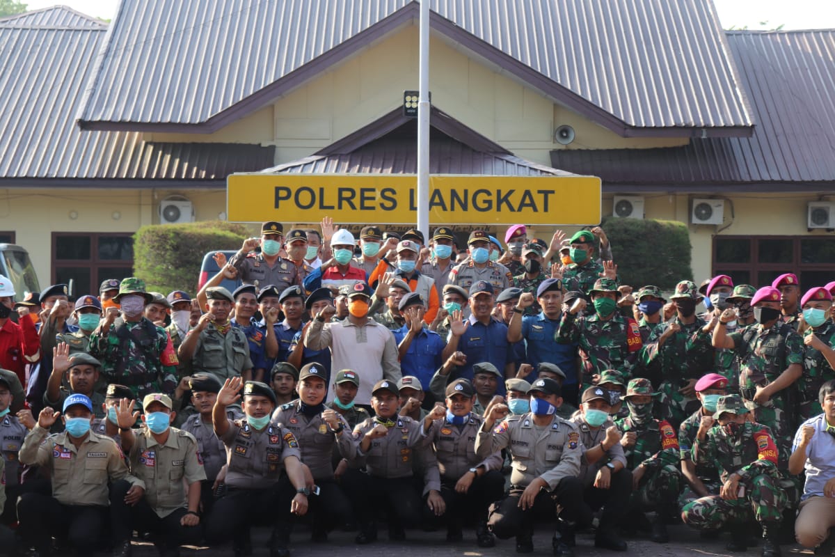 Kapolres dan Ketua Covid-19, Lepas Penyemprotan Disinfektan Serentak