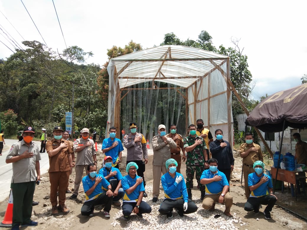 Forkopimda Pakpak Bharat Meninjau Posko Penyemprotan Disinfektan