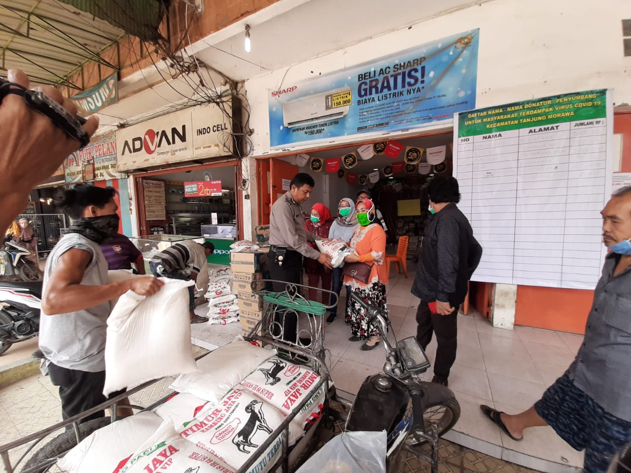 Luar Biasa, Personil Bhabinkamtibmas Polresta Deli Serdang Membantu Relawan