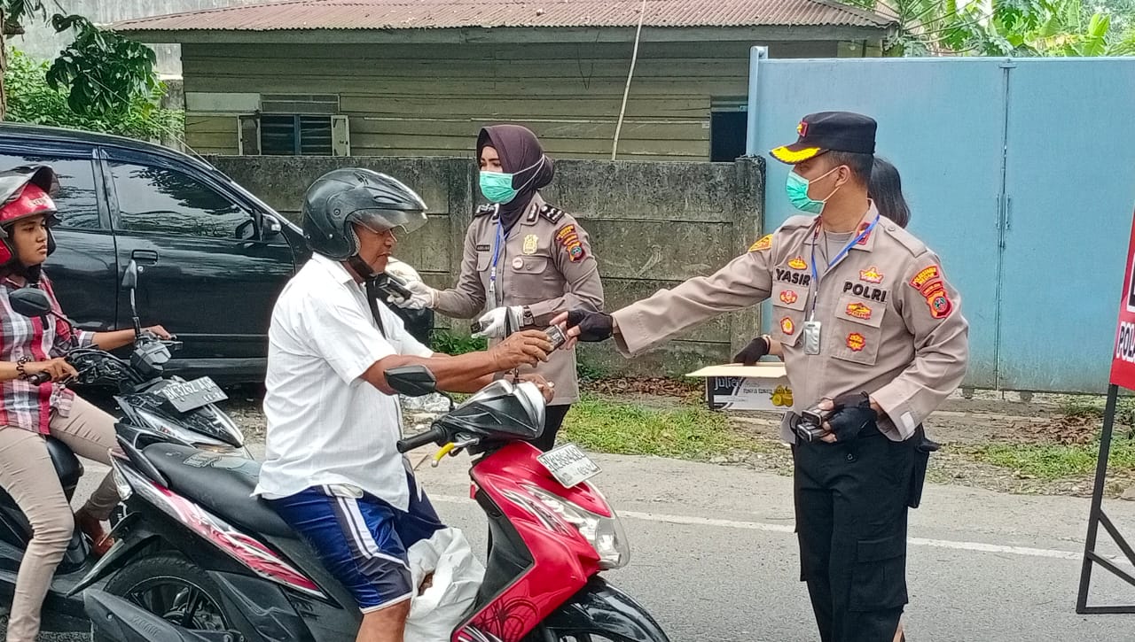 Cegah Pandemi Covid-19, Kapolsek Sunggal Bagikan Sabun Kepada Masyarakat