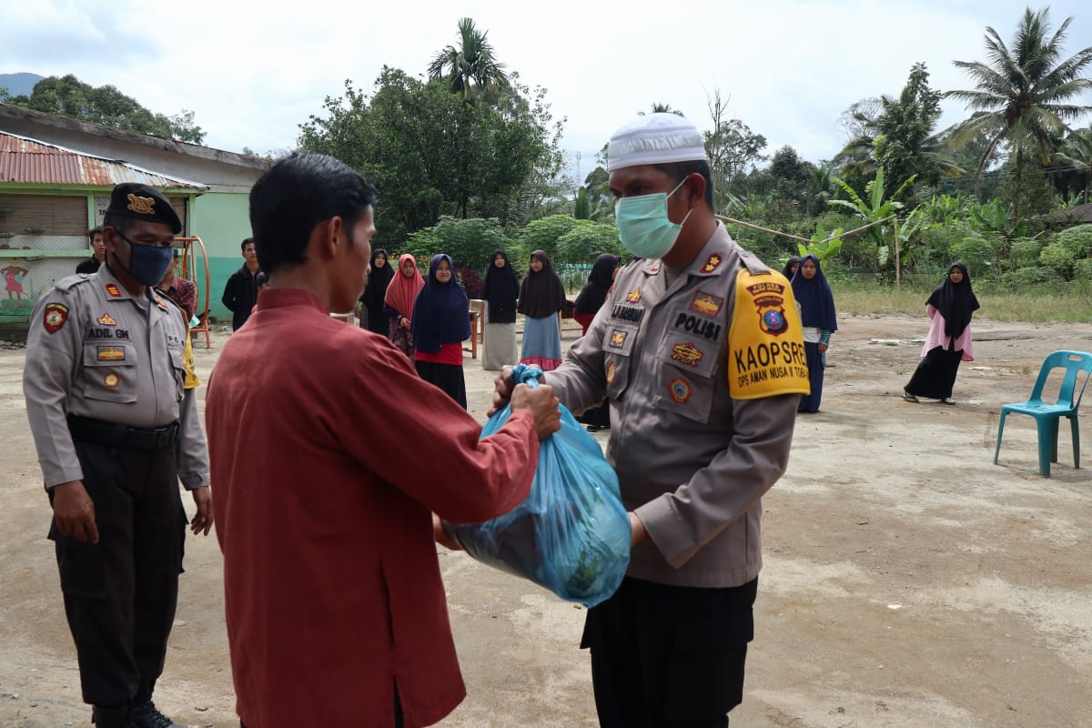 Program Jumat Barokah Kapolres Berikan Bantuan Kepada Masyarakat Kabupaten Pakpak Bharat