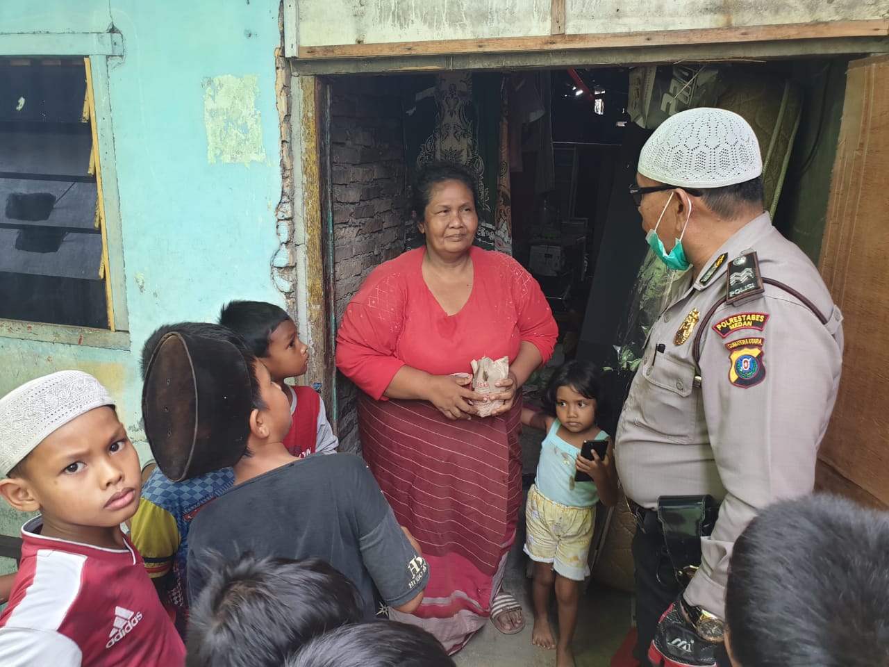 Polsek Medan Area Jumat Barokah Door to Door Bagikan Nasi Bungkus dan Lauk
