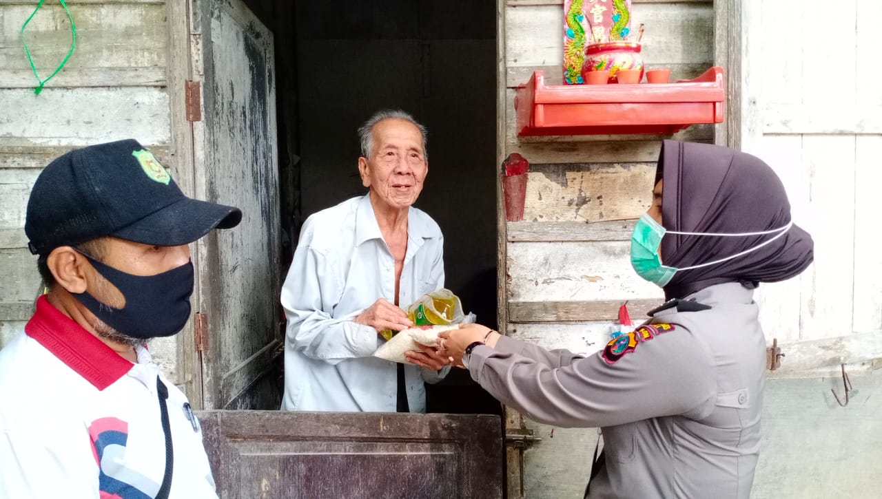 Polsek Sunggal Gelar Jumat Barokah Bagikan Sembako Kepada Kaum Dhuafa