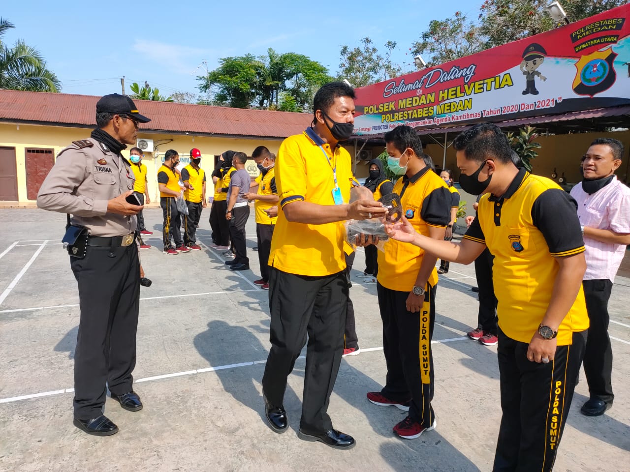 Kapolsek Medan Helvetia Olah Raga Bersama dan Bagikan Masker