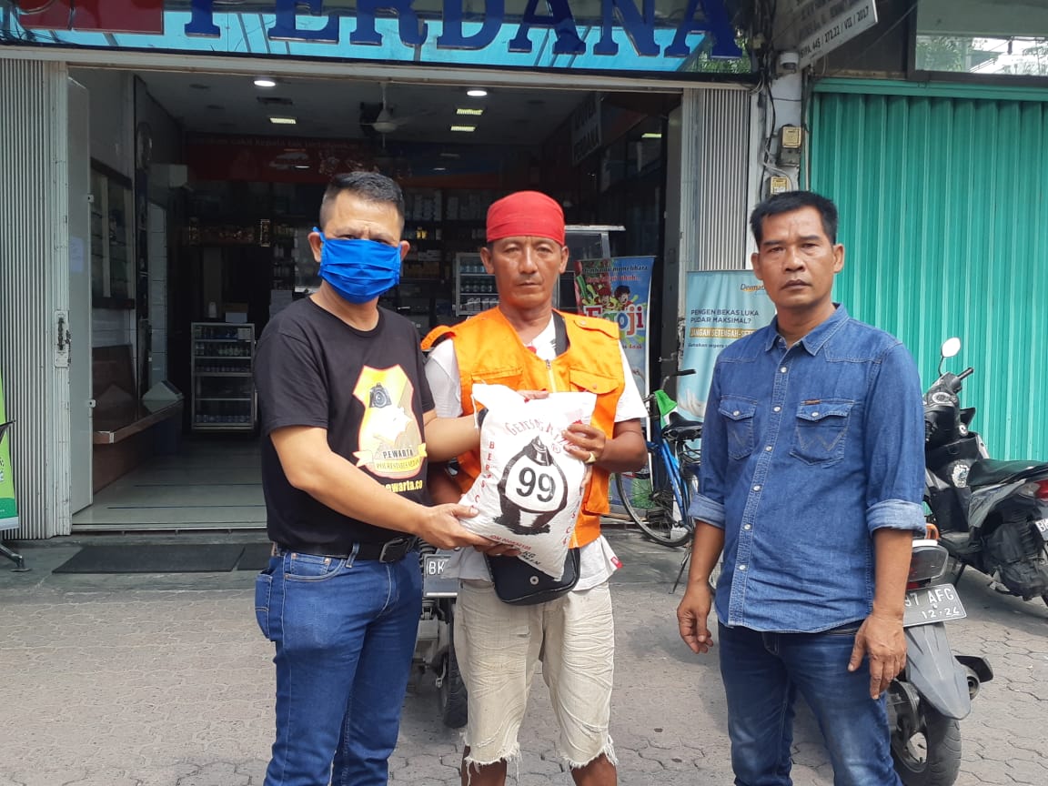 Dampak Virus Corona, Ketua Pewarta Polrestabes Medan Berikan Sembako Kepada Juru Parkir,Â  Petugas Jaga Malam dan Gojek
