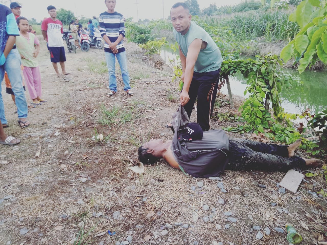 Pria Paruh Baya tewas Tenggelam, Polsek Batang Kuis Polresta Deli Serdang Evakuasi KorbanÂ 