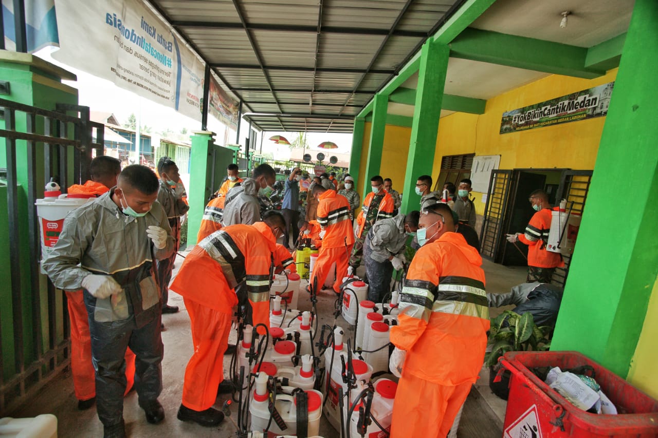 Penyemprotan Disinfektan Dipusatkan Di Permukiman Warga  Di 3 Kelurahan Medan Labuhan