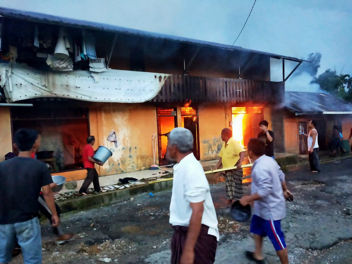 Tiga Unit Rumah Di Kecupak Dilalap Sijago Merah, Warga Berjibaku Padamkan Api.