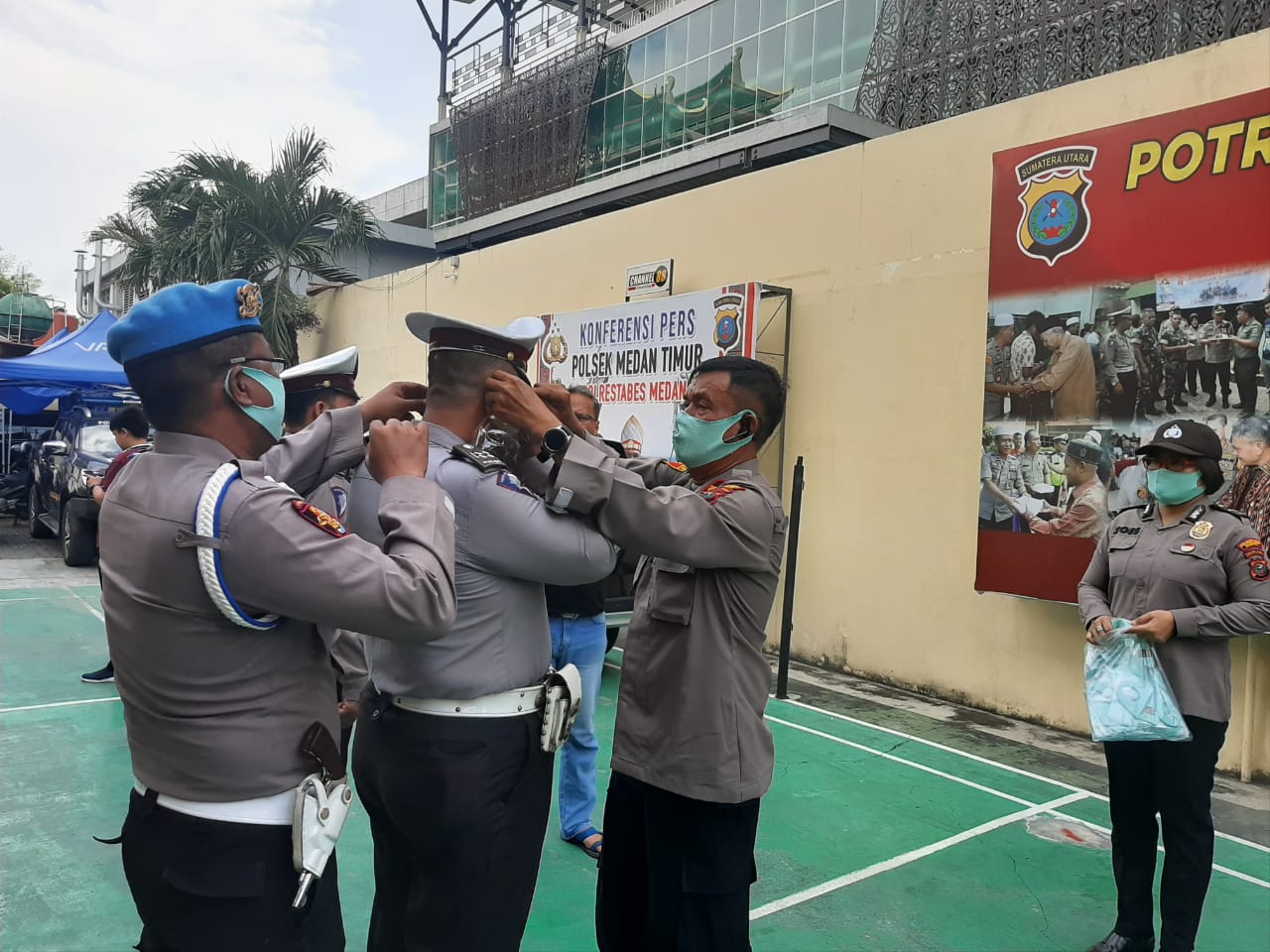 Cegah Covid-19, Kapolsek Medan Timur Bagikan Masker ke Personil