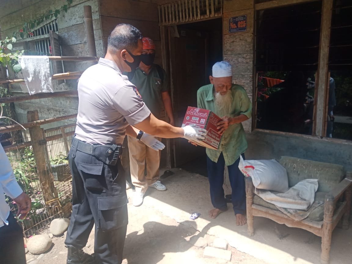 Polsek Talun Kenas Polresta Deli Serdang Berikan Bantuan Sembako Kepada Kaum Dhuafa