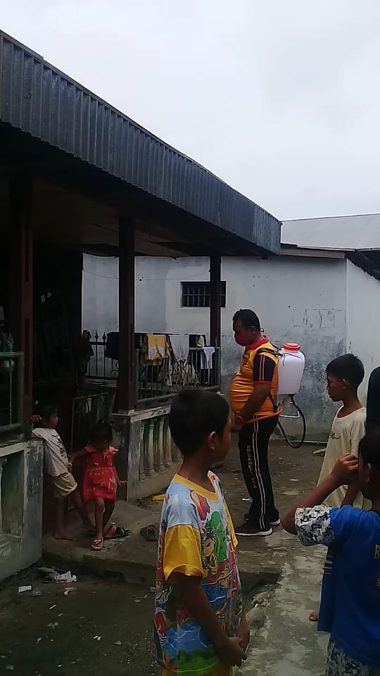 Polres Tanjung Balai Perduli Corona Virus, Bhabinkamtibmas Kel. Sei Merbau Polsek Teluk Nibung Poging Disinfektan