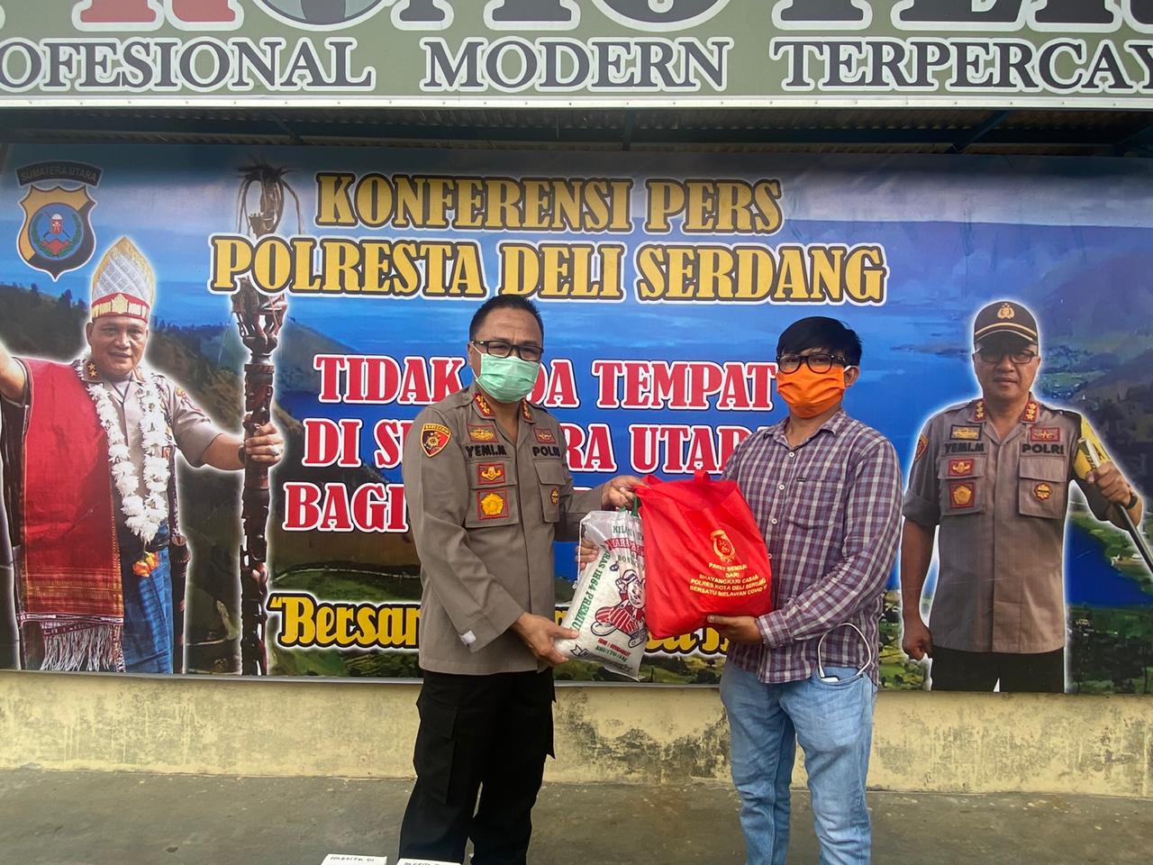 Kapolresta Deli Serdang bagikan Sembako kepada wartawan Unit Polresta Deli Serdang