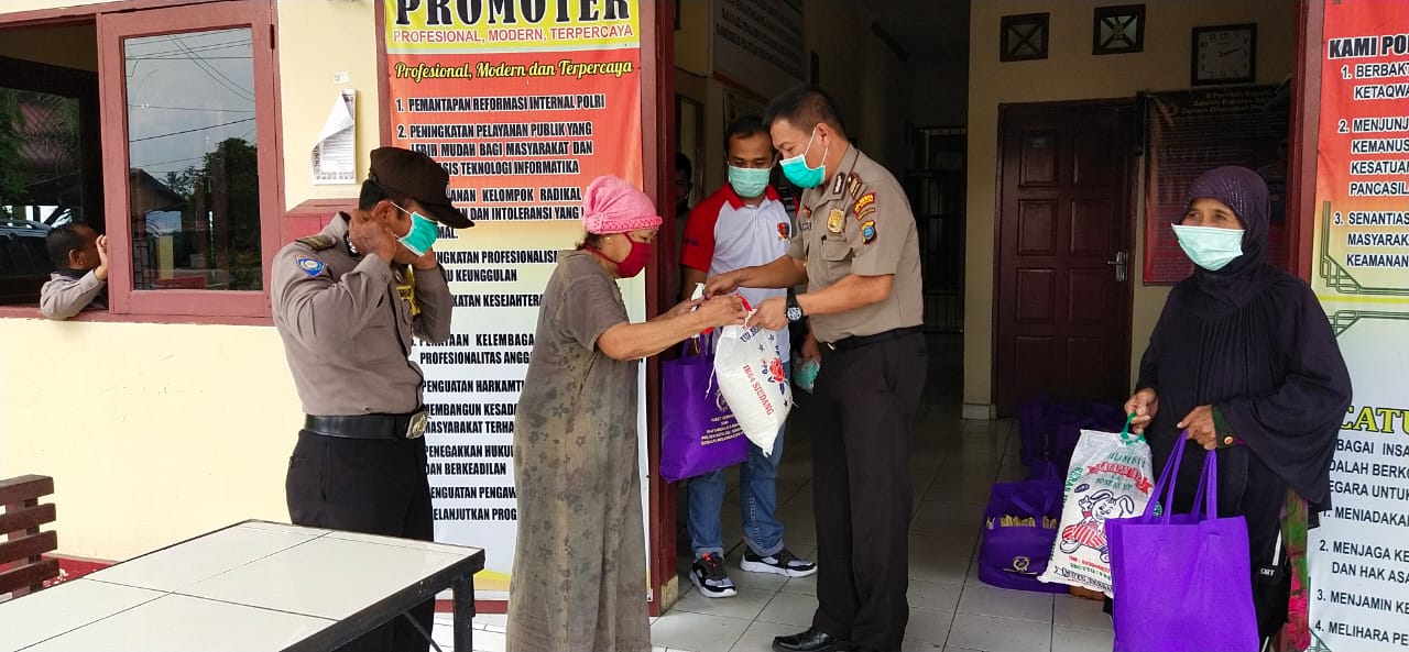 Bantu Warga Akibat Dampak Pandemi Covid-19, Kapolresta Deli Serdang menyalurkan Bantuan Paket Sembako Ke Polsek Jajaran