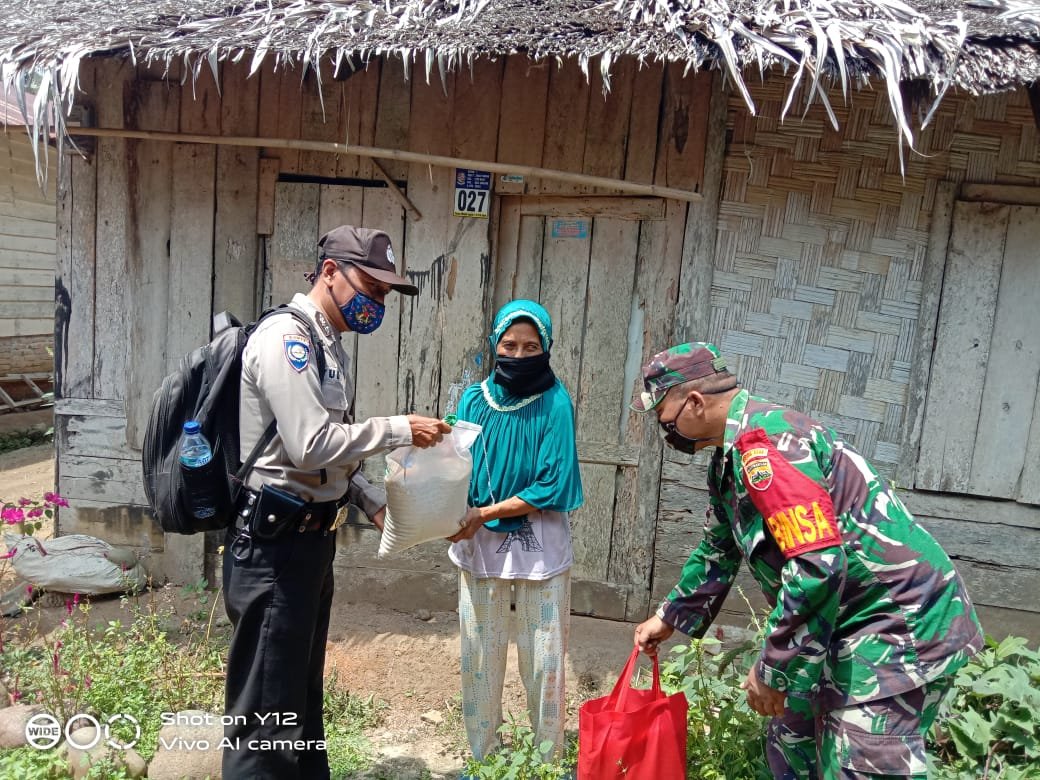 Sinergitas Polsek Talun Kenas Polresta Deli Serdang Bersama Koramil 20/TK, Bhabinkamtibmas Dan Babinsa Bagikan Sembako Kepada Warganya