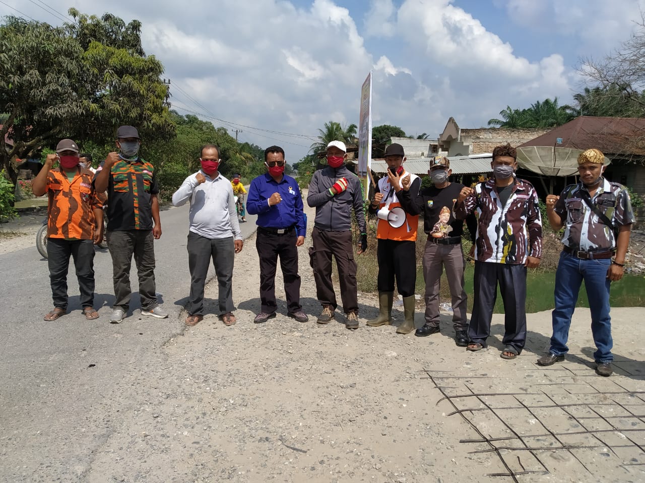 Cegah Covid 19 Anggota DPRD Labuhanbatu Josman Sinaga Gandeng Ormas Bagi Masker Kepada Masarakat
