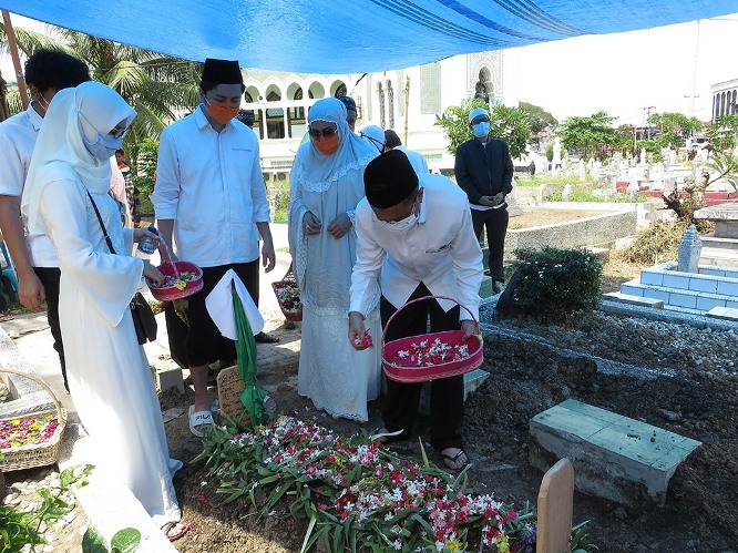 Ibunda Tengku Erry Dikebumikan Disamping Makam Suami Dan Rizal Nurdin