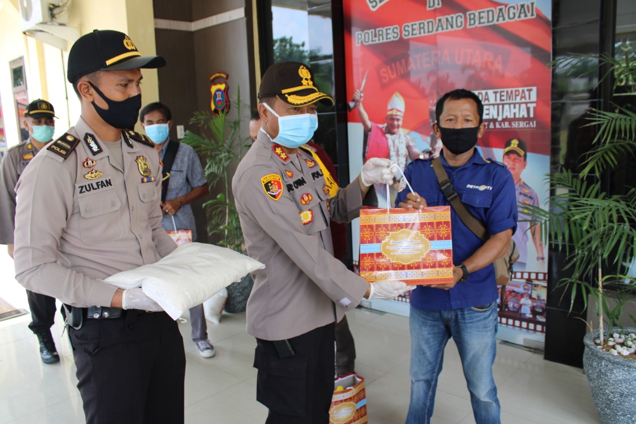 Peduli Dampak Covid-19 Polres Sergai Berbagi Kasih Kepada Wartawan