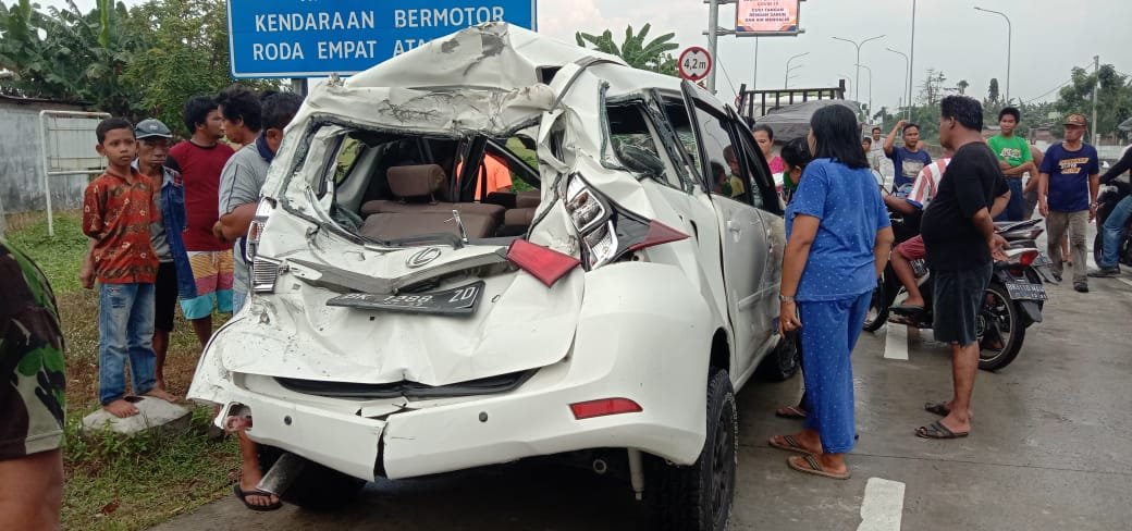 Gegara Dump Truk Atrek, Mobil Daihatsu Xenia Hancur