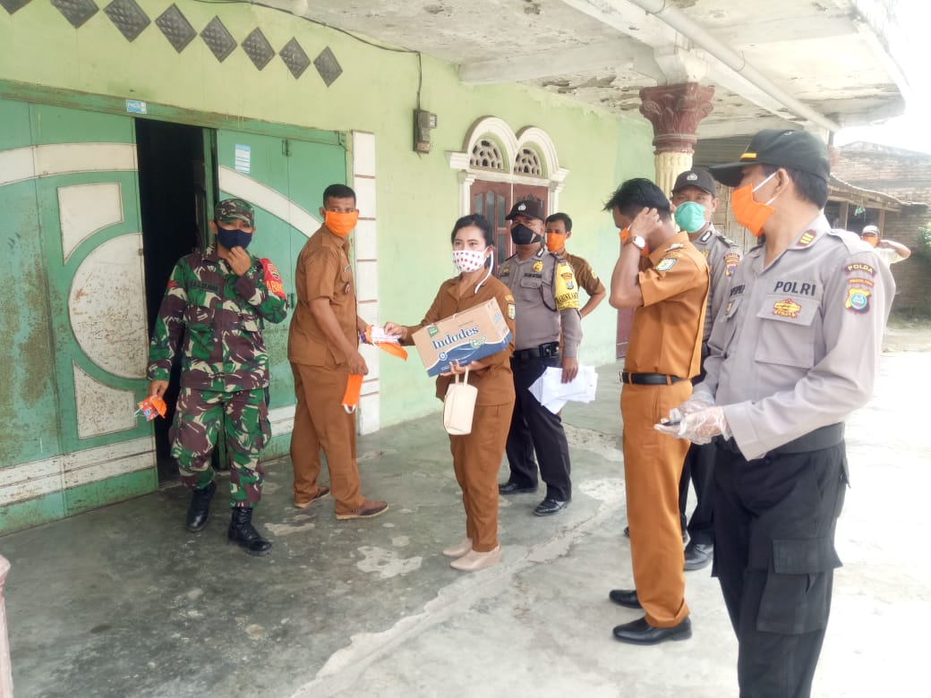 Bersama Forkompincam, Polsek Tanjung Beringin Bagikan Masker Gratis ke Masyarakat