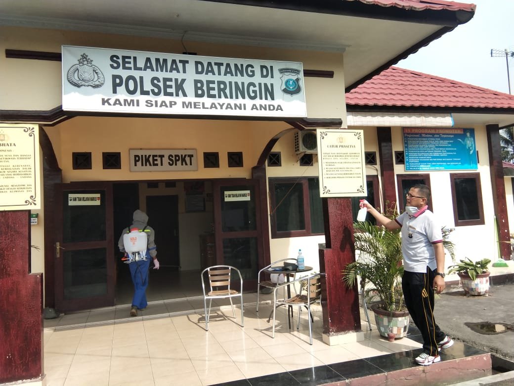 Polsek Beringin Polresta Deli Serdang Semprot Cairan Desinfektan Secara Berkala