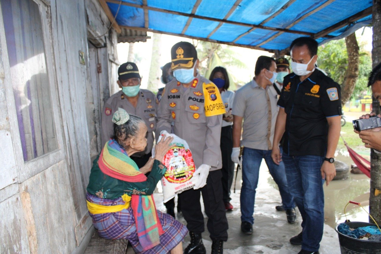 Peduli Dampak Covid-19, Kapolres Sergai Bagi Bagi Sembako Ke Warga Kurang Mampu