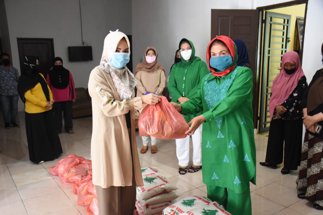 TP PKK Â Deli Serdang Peduli Covid 19 Bagikan 2.100 Paket Sembako.