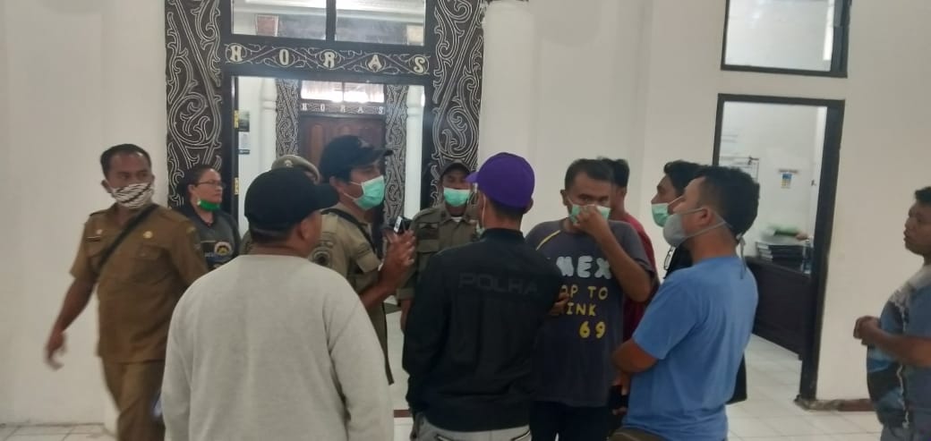 Warga Laguboti Demo ke Bupati Dalam Pendataan Calon Penerima Bansos JPS