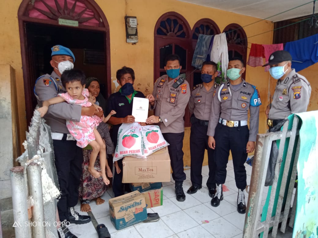 Kapolsek Medan Area Beri Tali Asih ke Warga Kurang Mampu dan Penderita Gizi Buruk