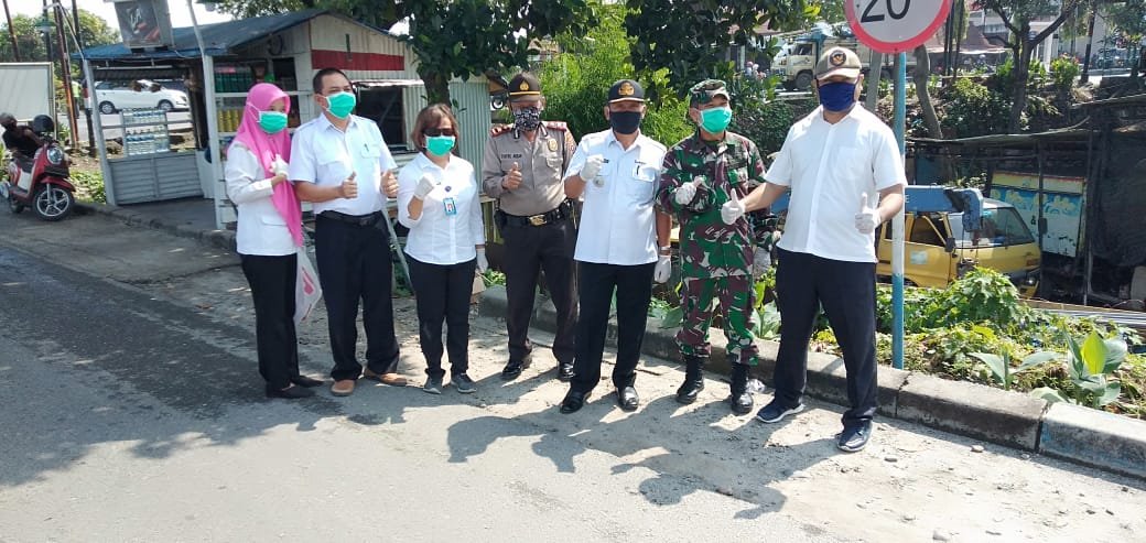 Polsek Tanjung Morawa Â bersama Muspika Bagikan Masker Guna Antisipasi Penyebaran Covid-19