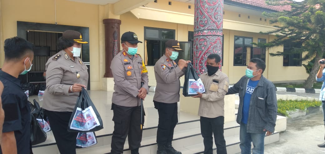 Sembako Gratis Dari Polres Tobasa Bersama Melawan Covid-19