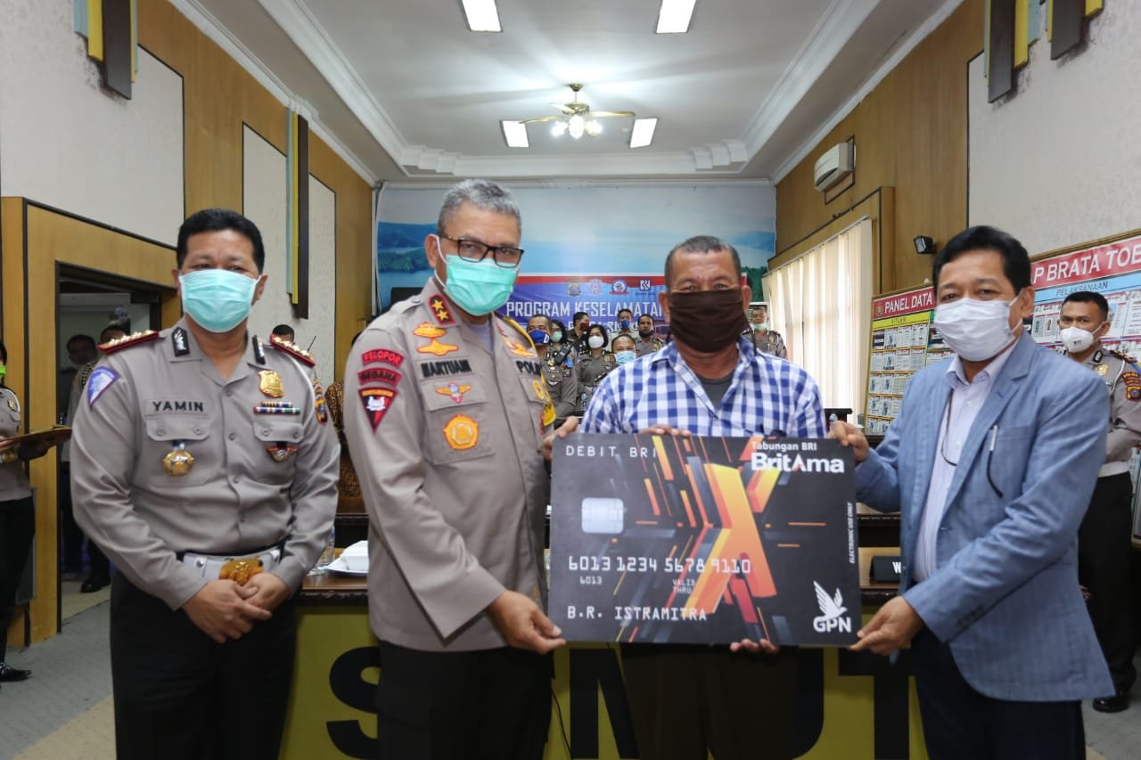 Kapolda Sumut Salurkan BantuanÂ Sosial Untuk Para Pekerja Supir, 