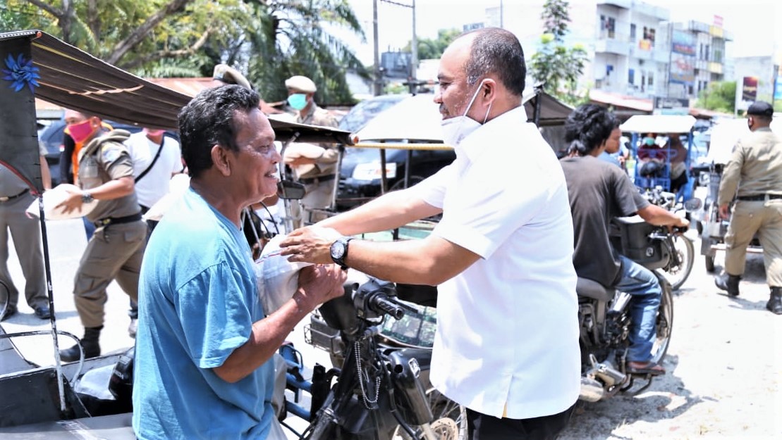 Pemkab Labuhanbatu Berbagi Paket Sembako Kepada Supir Betor