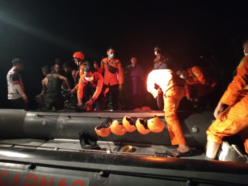 Polsek Tanjung Morawa bersama masyarakat Cari Korban Tenggelam di Sungai Belumai