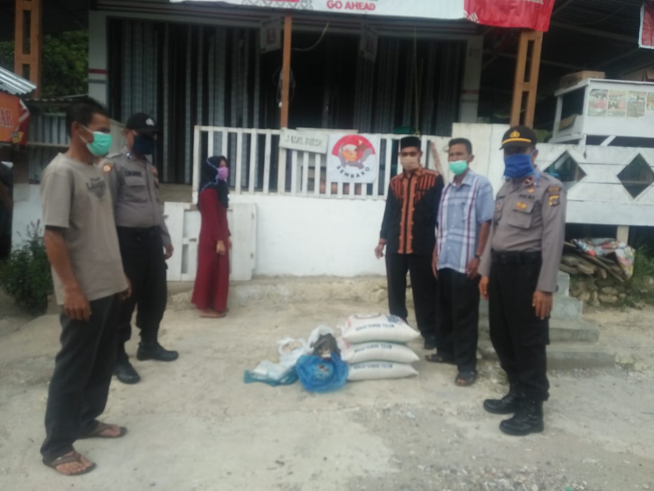 Pengulu Bersama Muspika Bantu Warga Isolasi Mandiri di Uning Pune