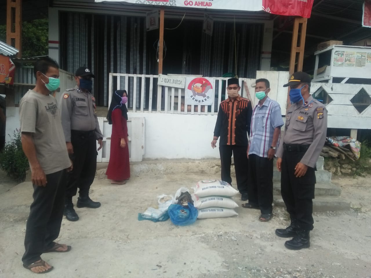 Pengulu Beribantuan Bersama MuspikaÂ   Untuk Warga Isolasi Mandiri Di Uning Pune