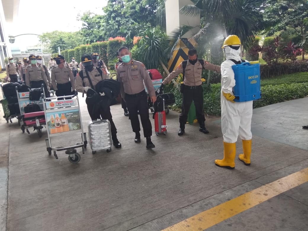 Poldasu Sterilisasi Kepada 21 Orang Siswa Sekolah Inspektur Polisi (SIP) Baru Tiba Di Bandara KNIA