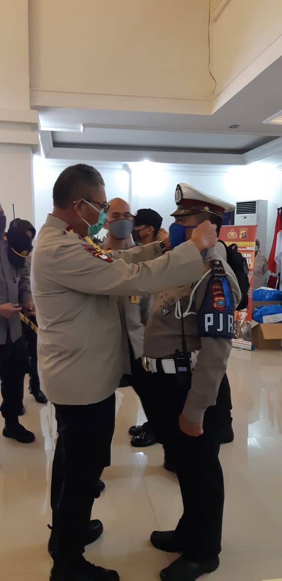 Pembagian Masker dari Kapolda, Dirlantas : Timbulkan Rasa Percaya Diri Personel Lantas