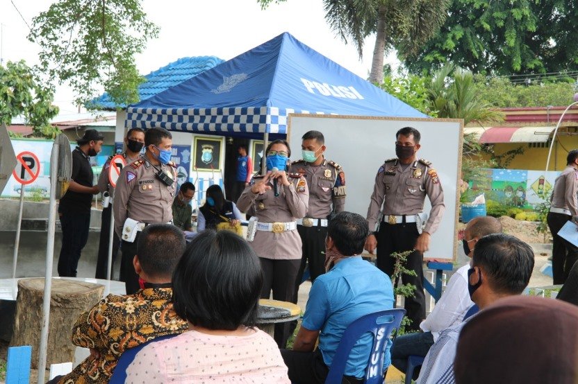 Sat Lantas Polresta Deli Serdang Bantu Para Sopir