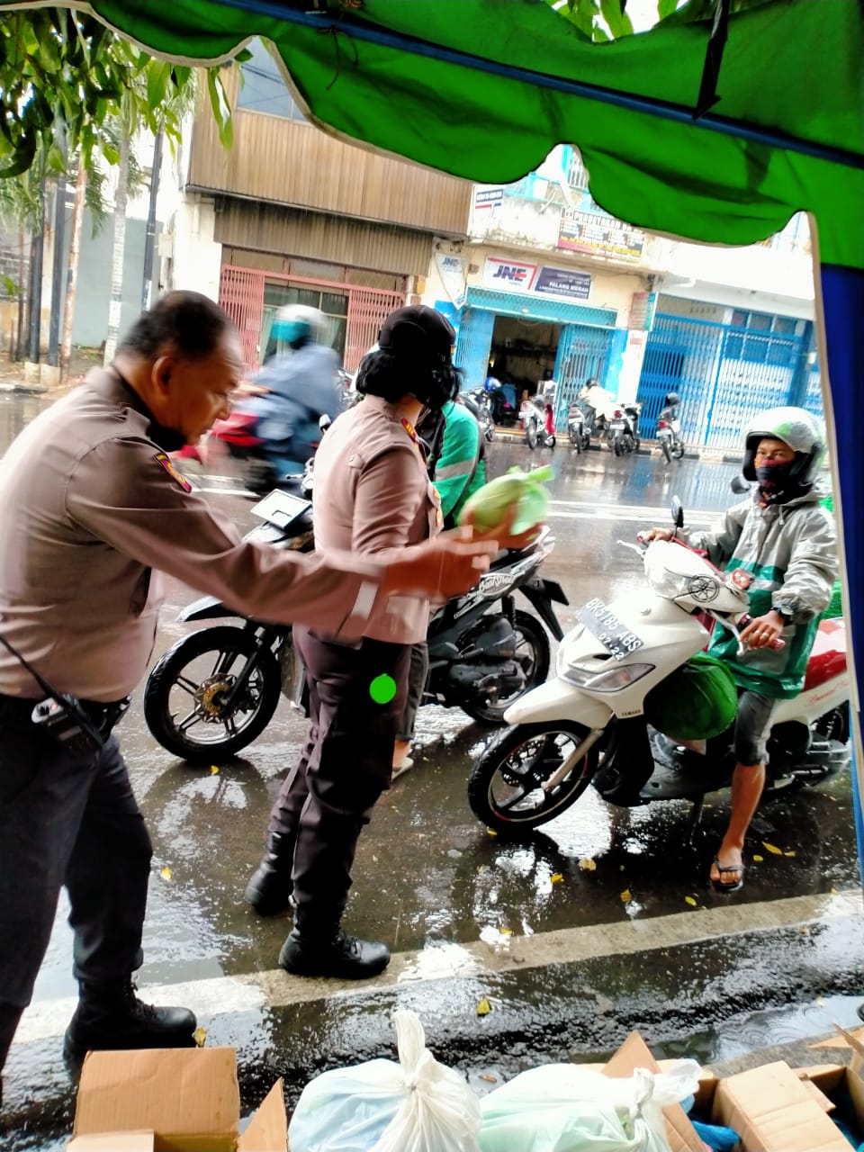 Peduli Dampak Covid19, Polwan Polsek Medan Baru Polrestabes Medan Bagikan 5000 Nasi Bungkus