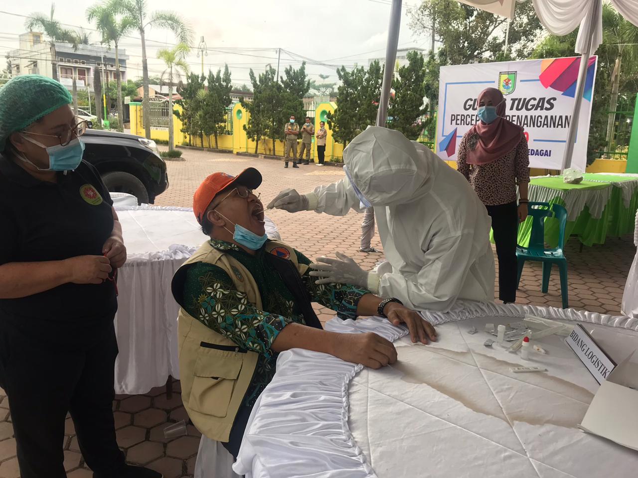 Untuk Mendeteksi Dini Terkait Infeksi Covid-19, Bupati Sergai Lakukan Tes Swab