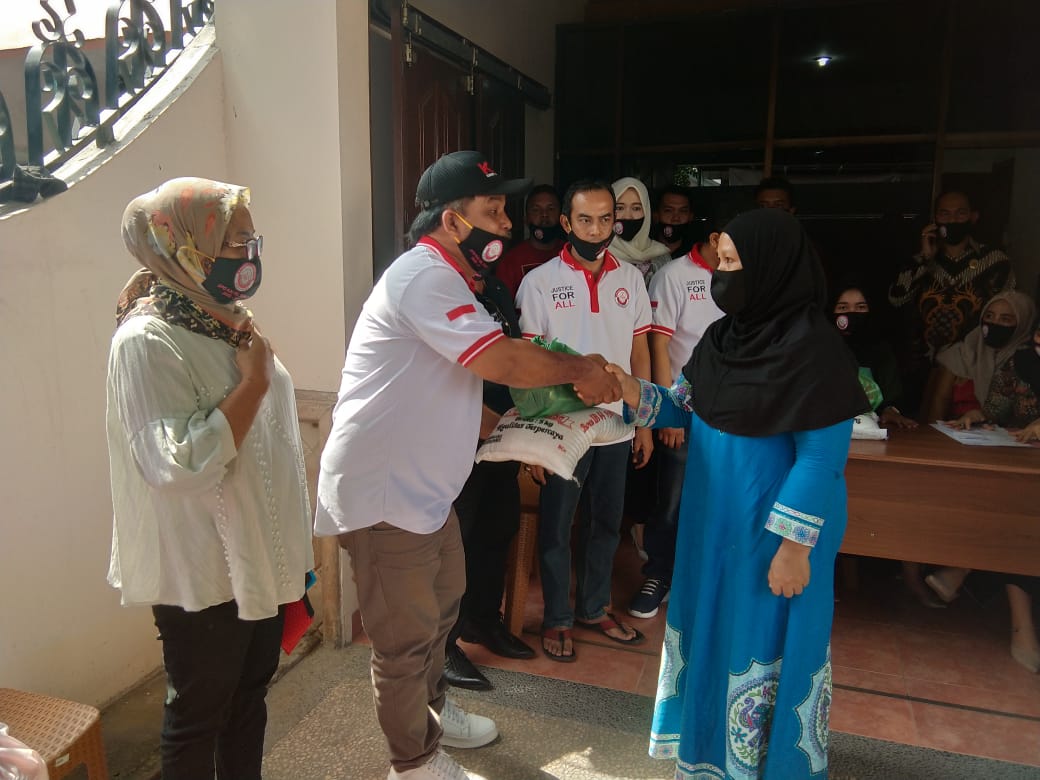 Peduli Covid-19, DPP Kongres Advokat Indonesia SUMUT Bantu Warga Bagikan Sembako