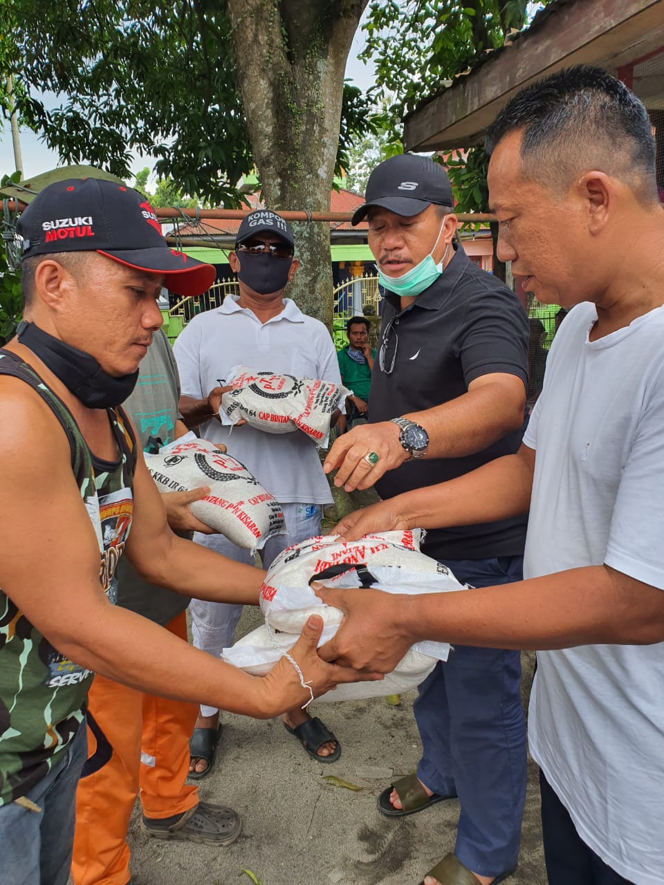 Taufik ZA Bersama Agus JP Ginting Bantu Supir Bus Pariwisata dan Keluarga