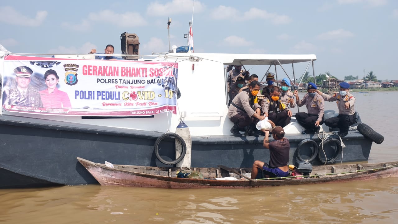 Baksos Kapolres Tanjung Balai Berbagi Sembako Kepada Masyarakat di 6 Kecamatan dan Perairan Tanjung Balai Asahan